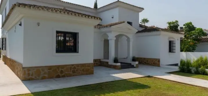 Long-term rent of detached villa in Nueva Andalucía 0