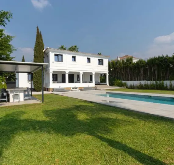 Long-term rent of detached villa in Nueva Andalucía