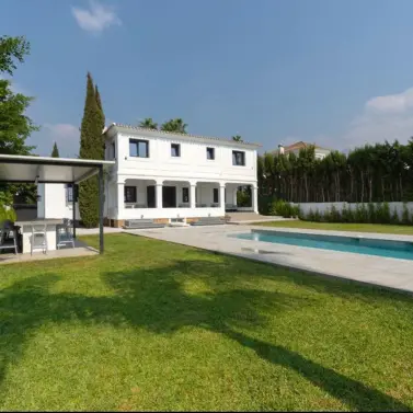 Long-term rent of detached villa in Nueva Andalucía