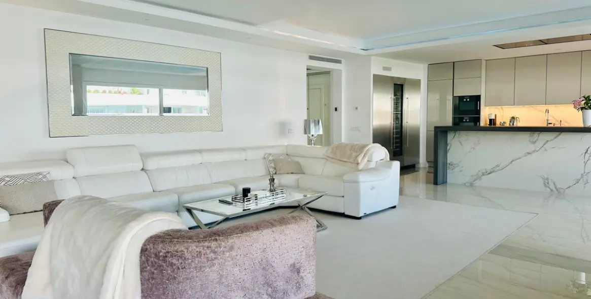 Долгосрочная аренда апартаментов на среднем этаже в Marbella (район Puerto Banús) 1