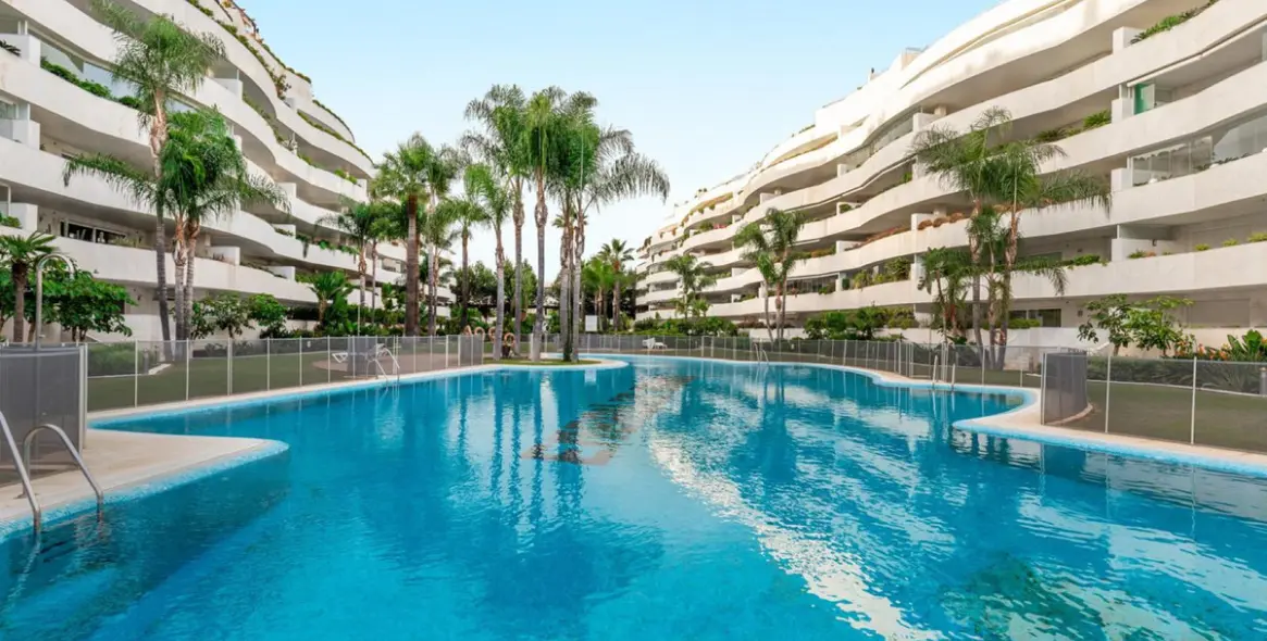 Долгосрочная аренда апартаментов на среднем этаже в Puerto Banús 32