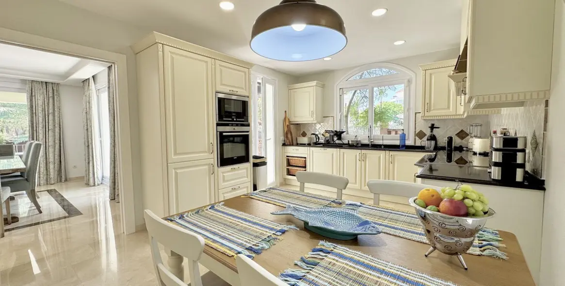 Long-term rent of detached villa in Elviria 9