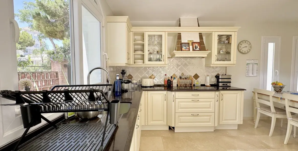 Long-term rent of detached villa in Elviria 10