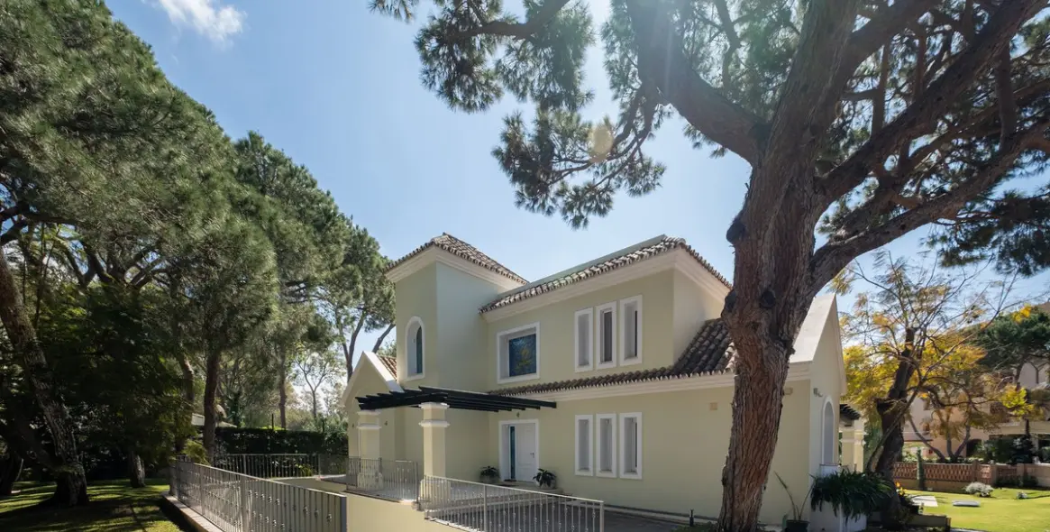 Long-term rent of detached villa in Elviria 32