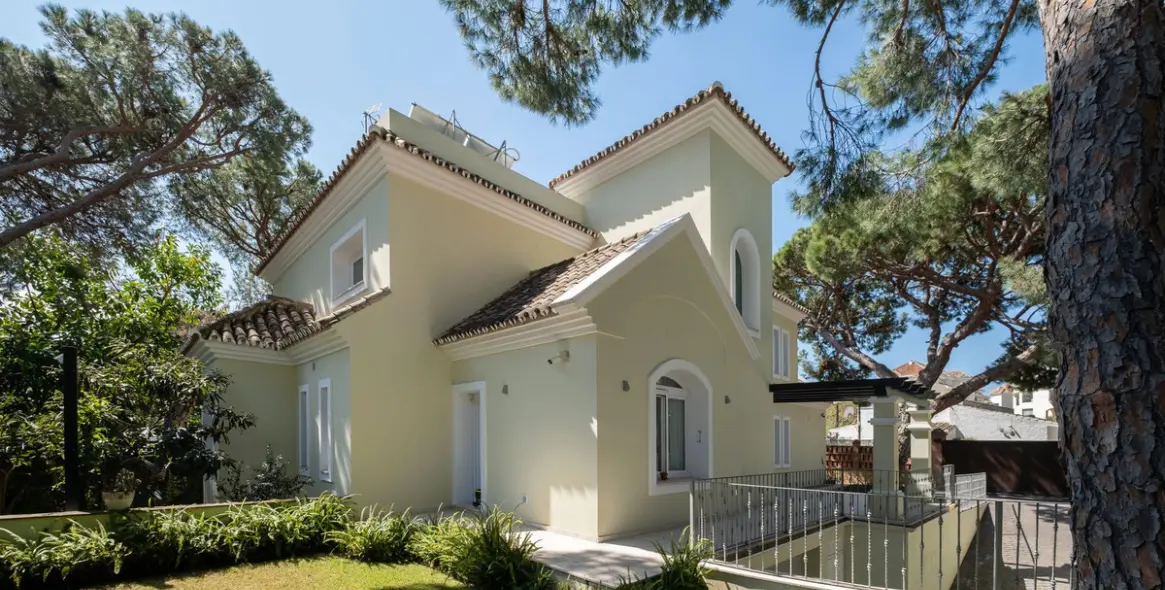 Long-term rent of detached villa in Elviria 33