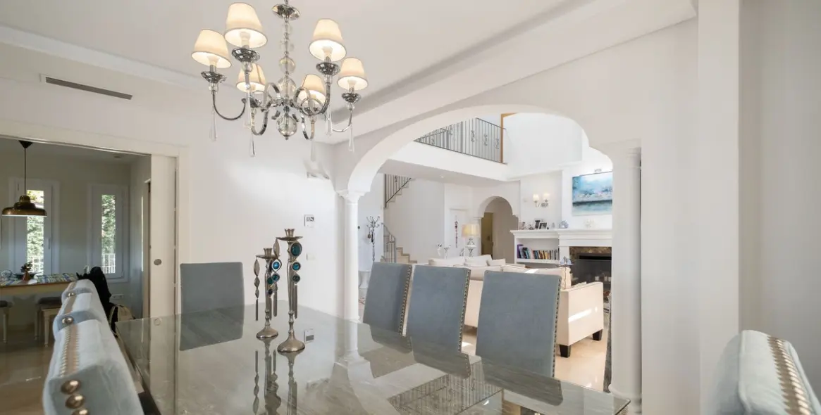 Long-term rent of detached villa in Elviria 40