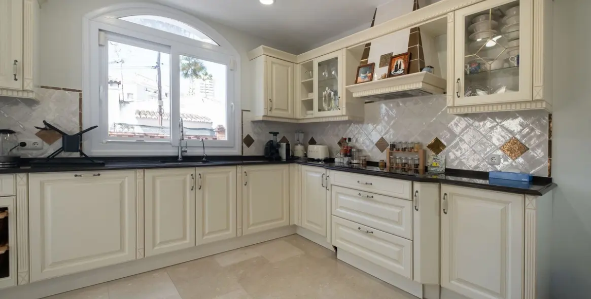 Long-term rent of detached villa in Elviria 44