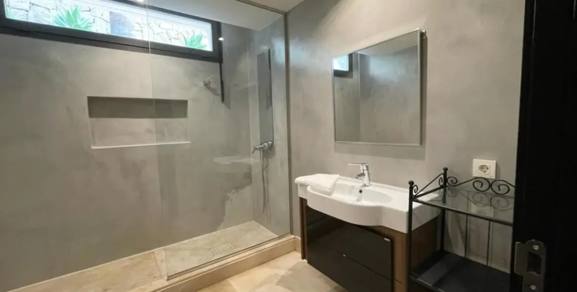 Long-term rent of detached villa in The Golden Mile 8