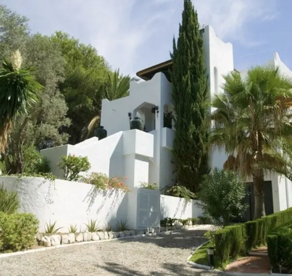 Long-term rent of detached villa in Nueva Andalucía