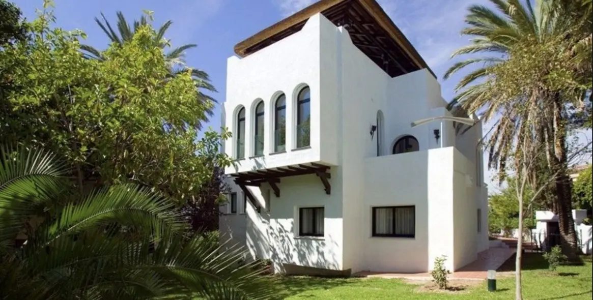 Long-term rent of detached villa in Nueva Andalucía 3