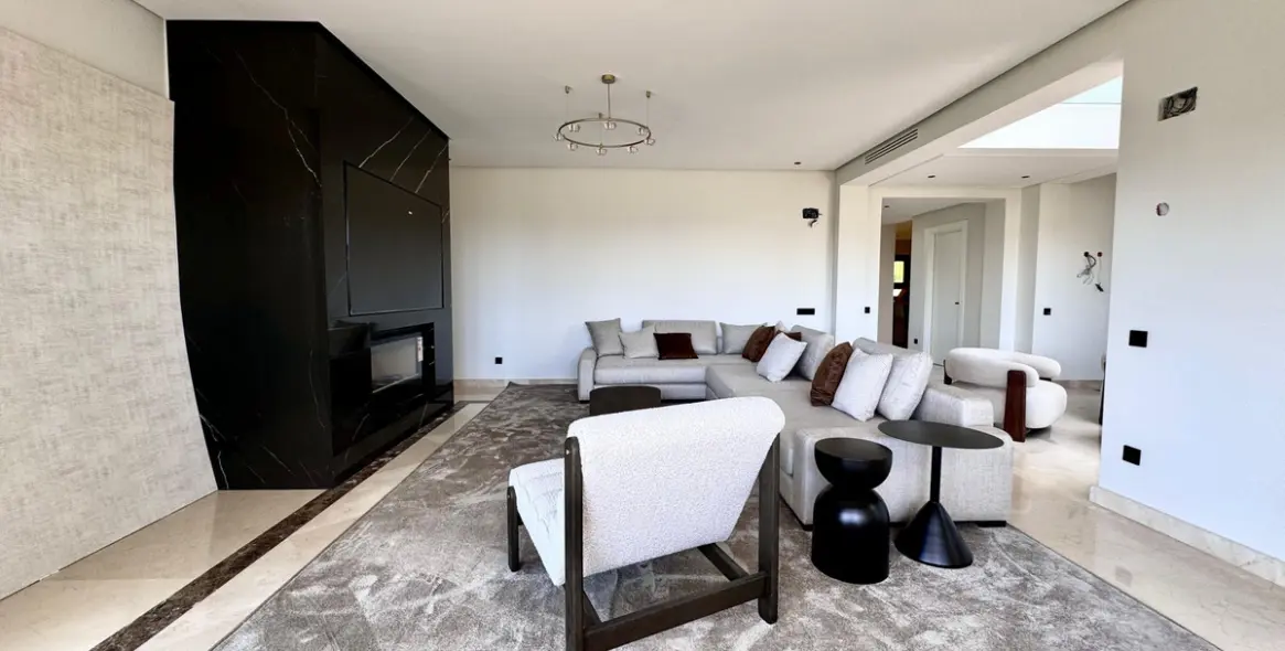 Long-term rent of detached villa in The Golden Mile 7