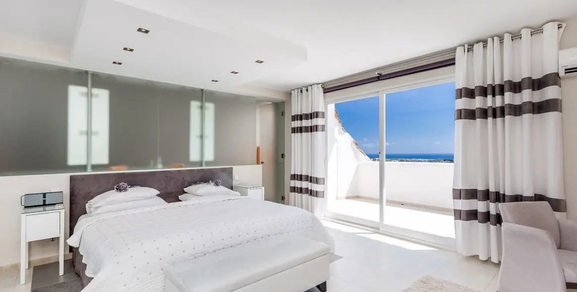 Long-term rent of detached villa in La Quinta 13