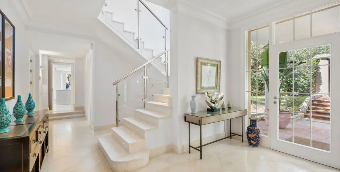 Long-term rent of detached villa in The Golden Mile 10