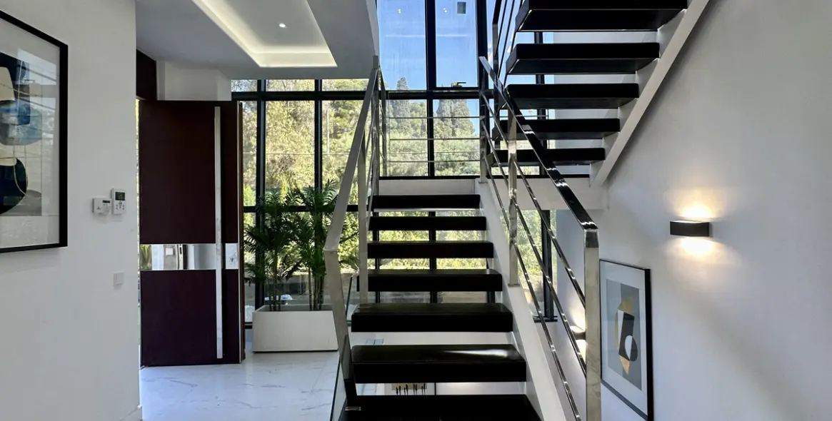 Long-term rent of detached villa in The Golden Mile 1