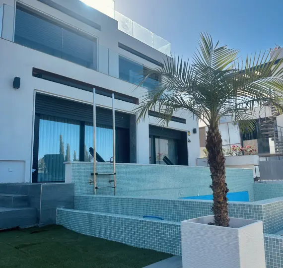 Long-term rent of detached villa in The Golden Mile