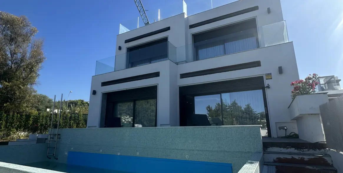 Long-term rent of detached villa in The Golden Mile 5