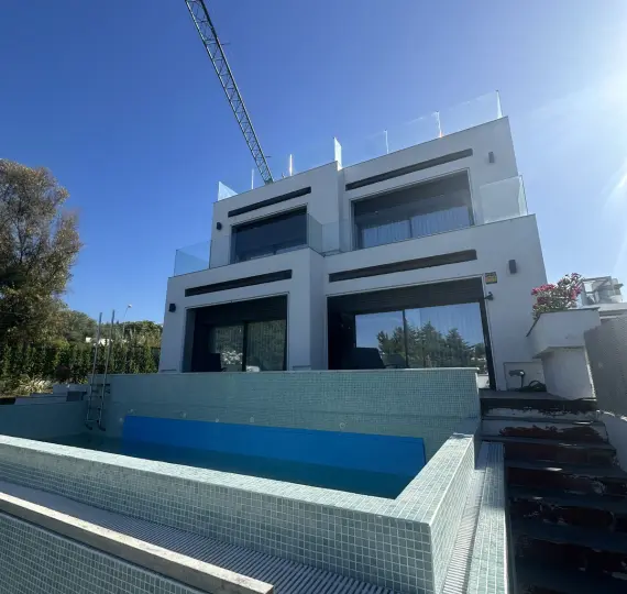 Long-term rent of detached villa in The Golden Mile