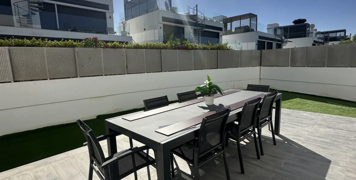 Long-term rent of detached villa in The Golden Mile 16