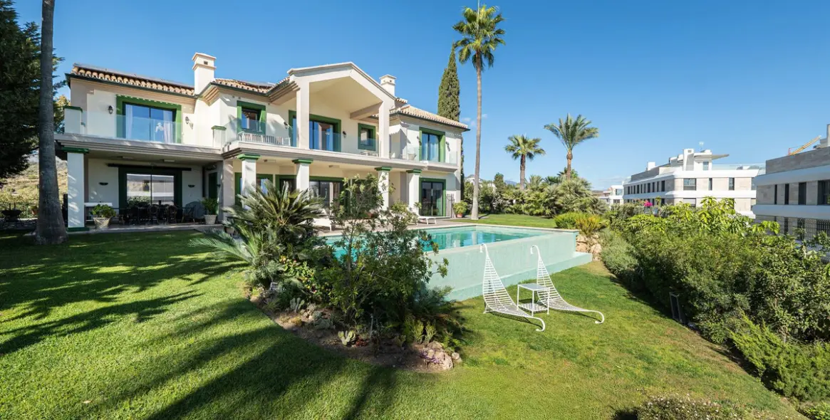 Long-term rent of detached villa in Estepona 1