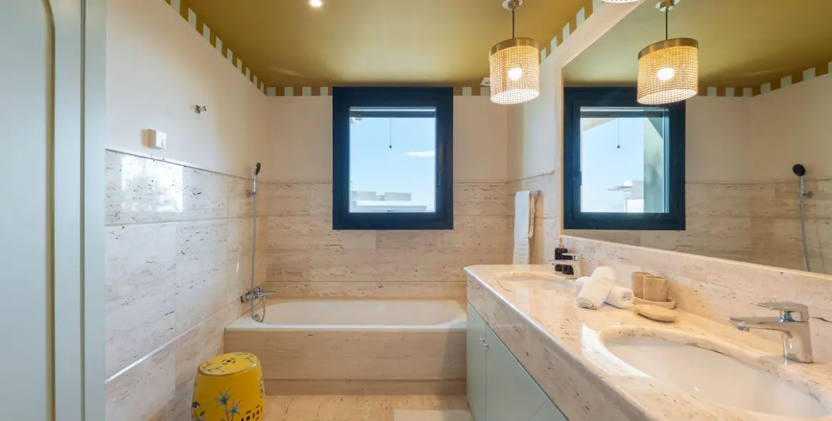 Long-term rent of detached villa in Estepona 17