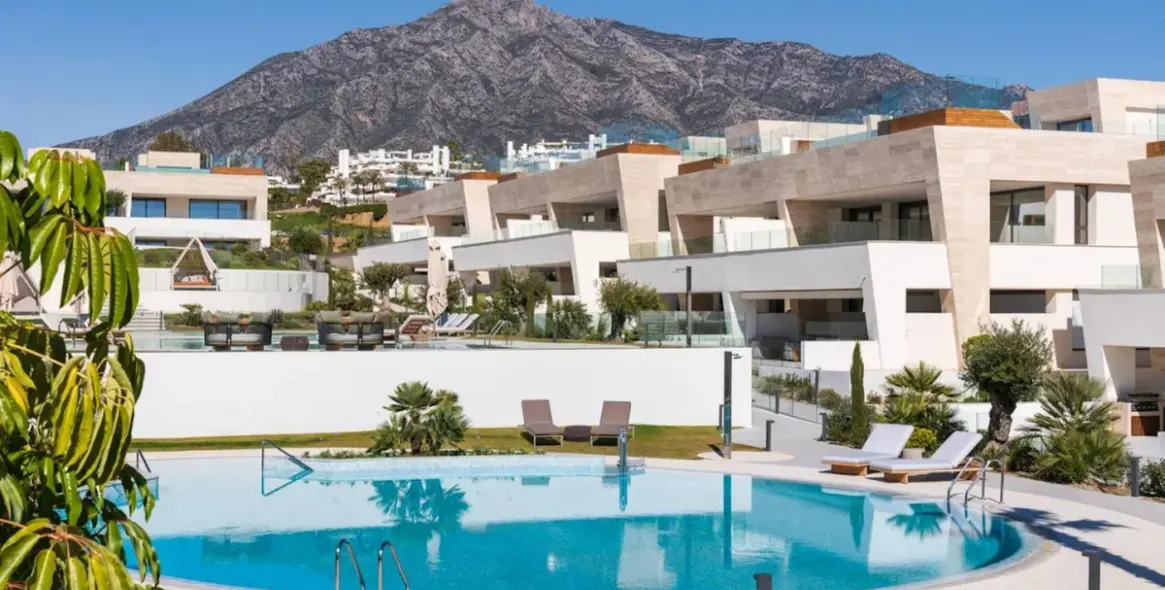 Long-term rent of penthouse duplex in The Golden Mile 12