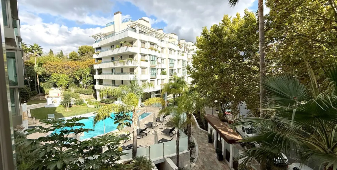 Long-term rent of middle floor apartment in Marbella (district The Golden Mile) 1