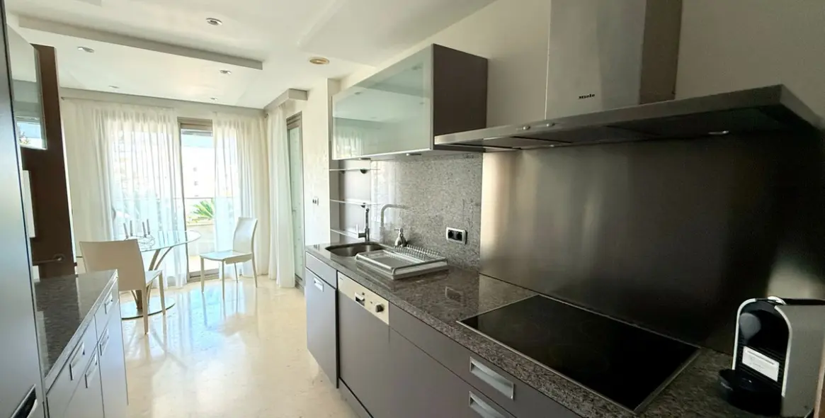 Long-term rent of middle floor apartment in Marbella (district The Golden Mile) 4