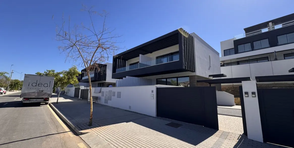 Long-term rent of semi-detached house in Atalaya 1