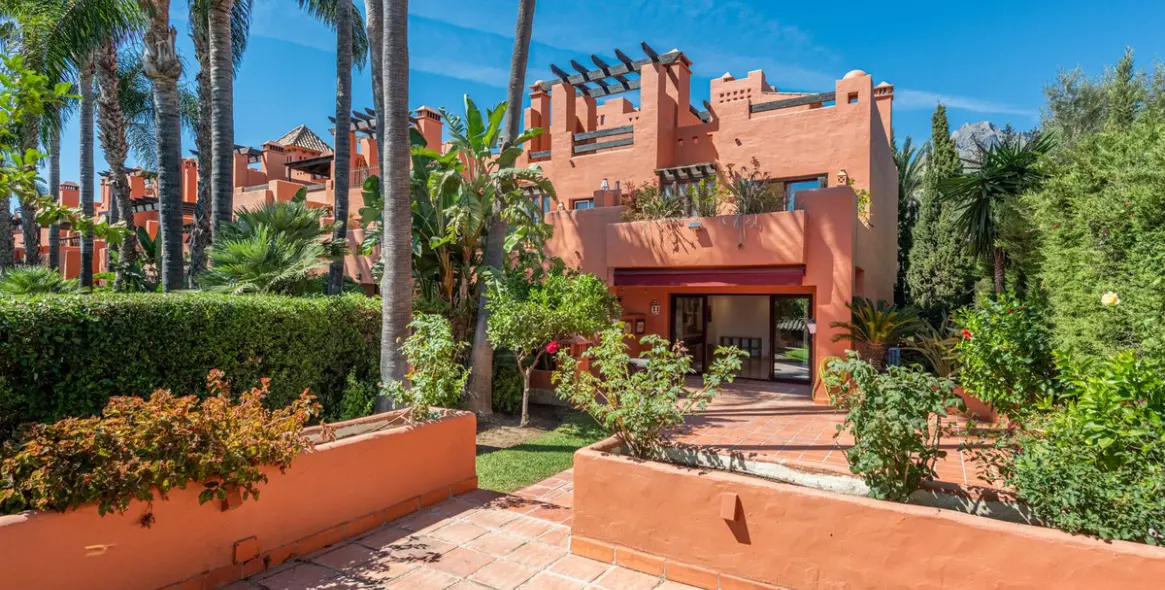 Long-term rent of semi-detached house in The Golden Mile 1