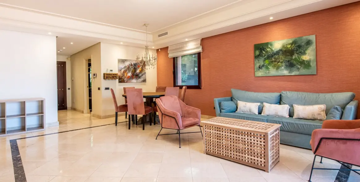 Long-term rent of semi-detached house in The Golden Mile 4