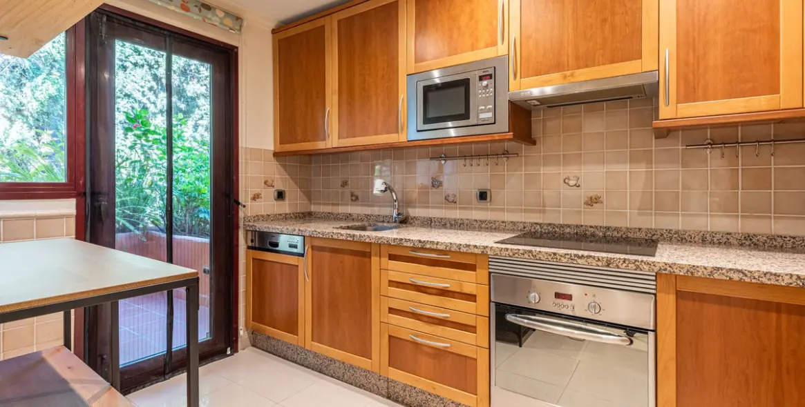 Long-term rent of semi-detached house in The Golden Mile 6