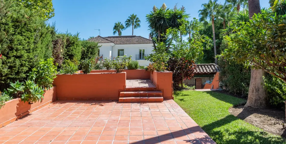 Long-term rent of semi-detached house in The Golden Mile 8