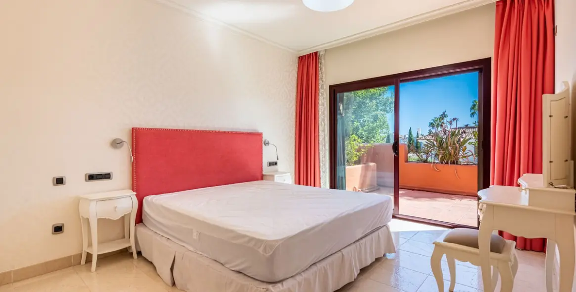 Long-term rent of semi-detached house in The Golden Mile 9