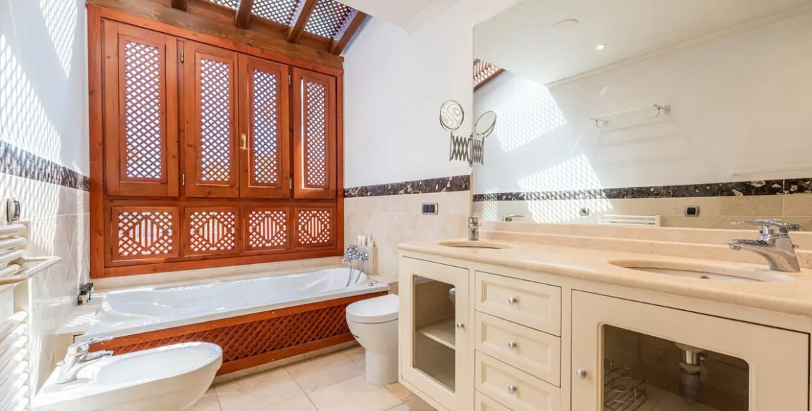 Long-term rent of semi-detached house in The Golden Mile 10