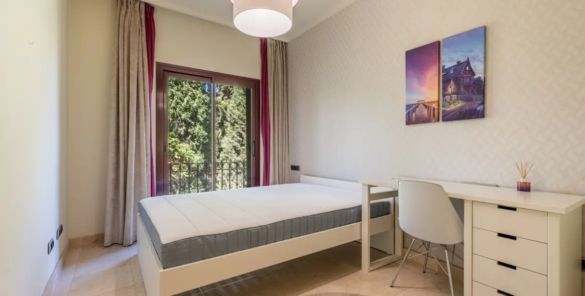 Long-term rent of semi-detached house in The Golden Mile 11