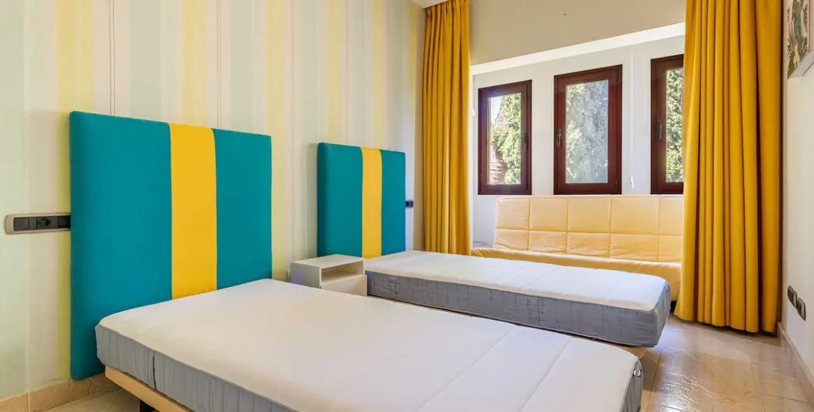 Long-term rent of semi-detached house in The Golden Mile 12