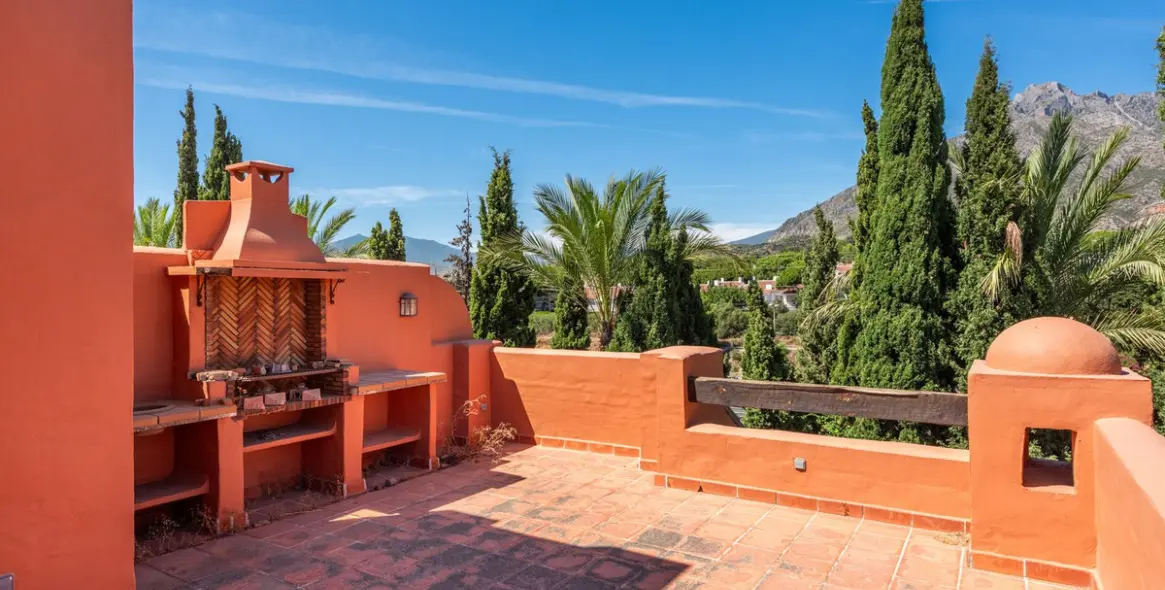 Long-term rent of semi-detached house in The Golden Mile 15