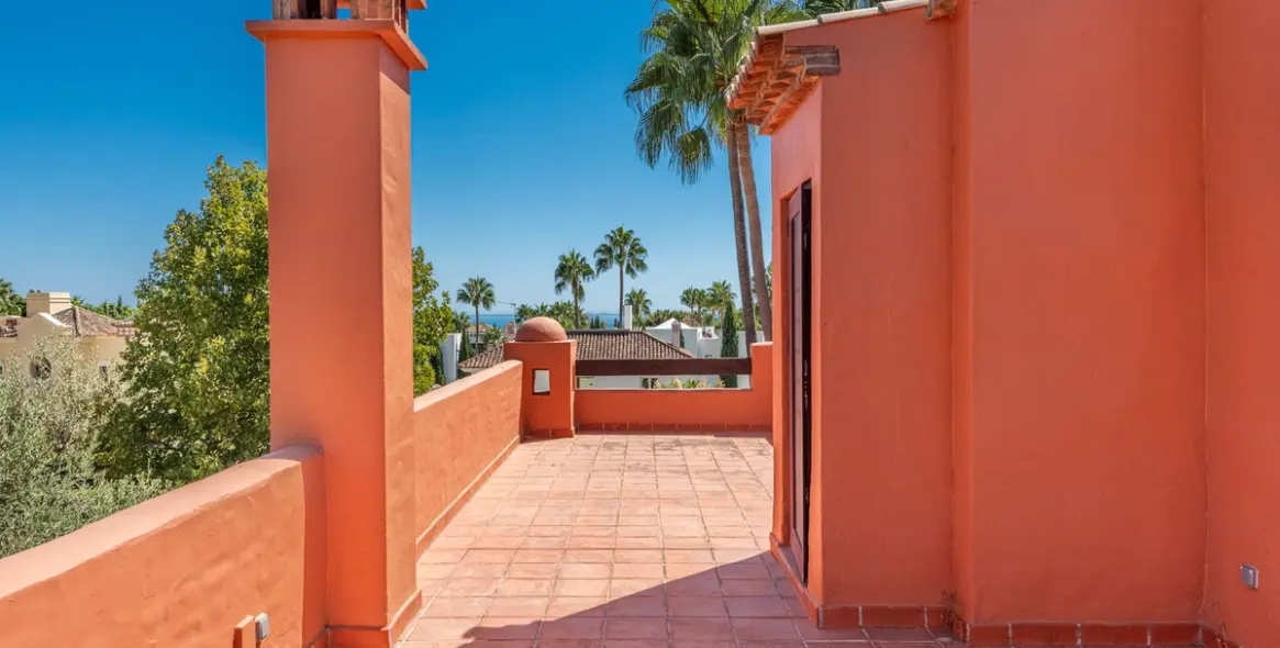 Long-term rent of semi-detached house in The Golden Mile 16