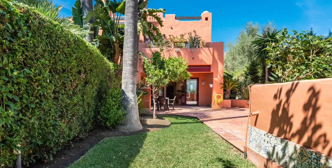 Long-term rent of semi-detached house in The Golden Mile 17