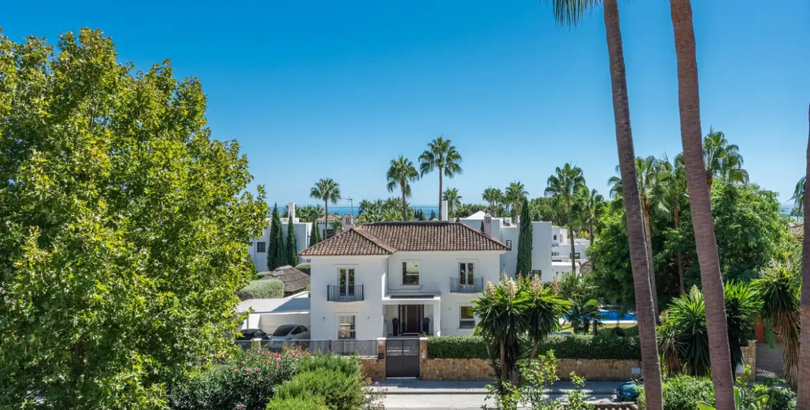 Long-term rent of semi-detached house in The Golden Mile 18