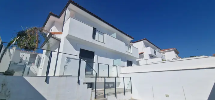 Продажа дома на две семьи в Manilva 0