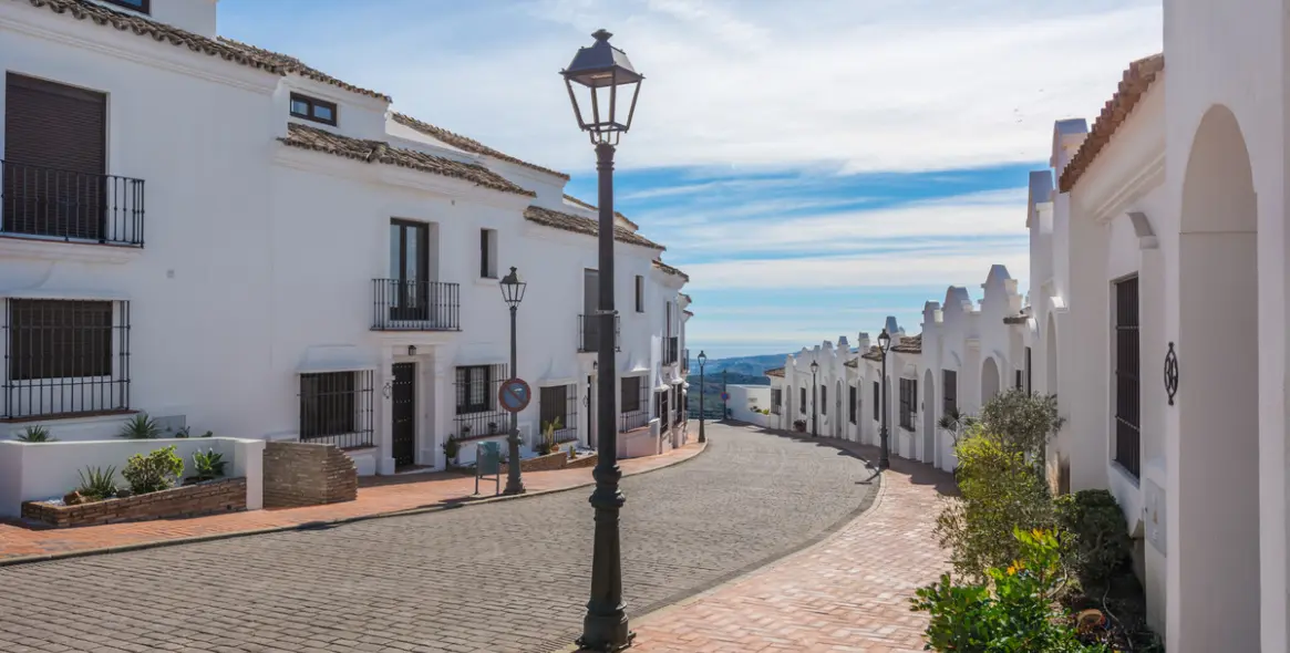 Sale of townhouse in Casares 1