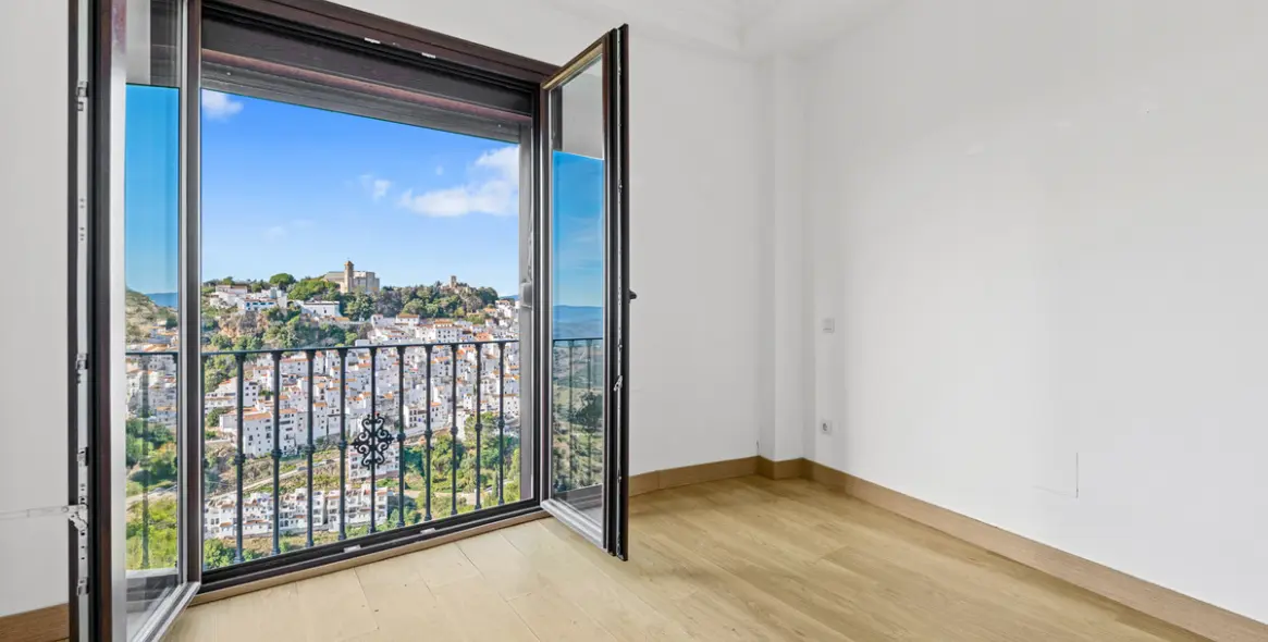 Sale of townhouse in Casares 7