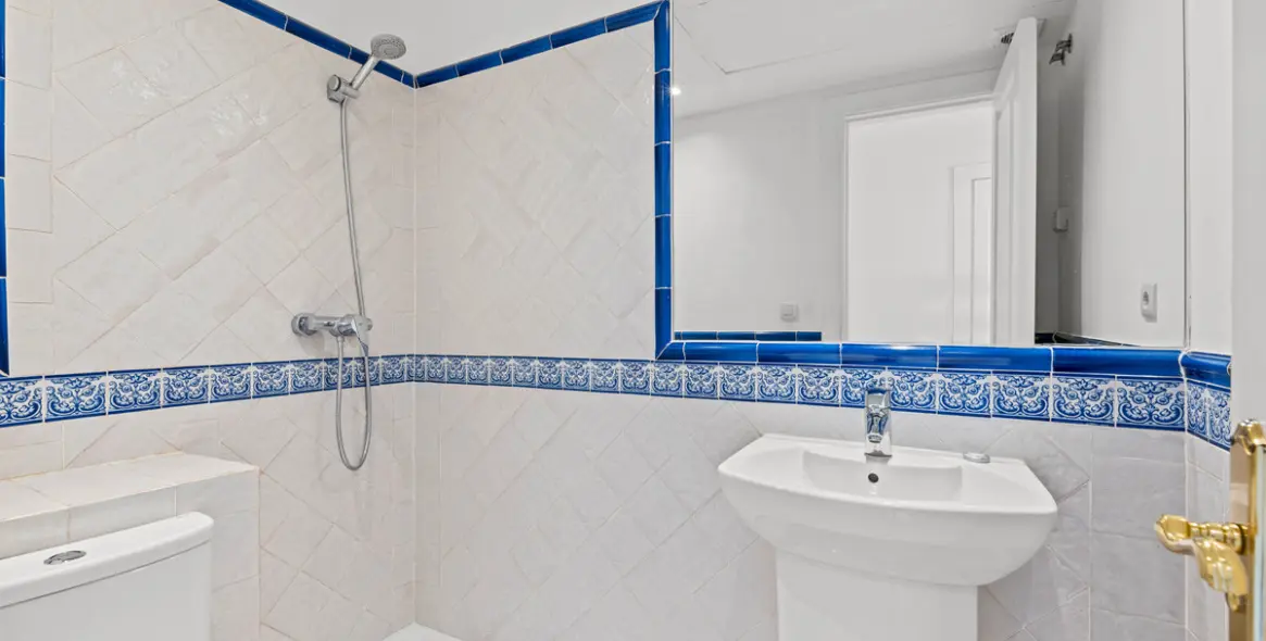 Sale of townhouse in Casares 11