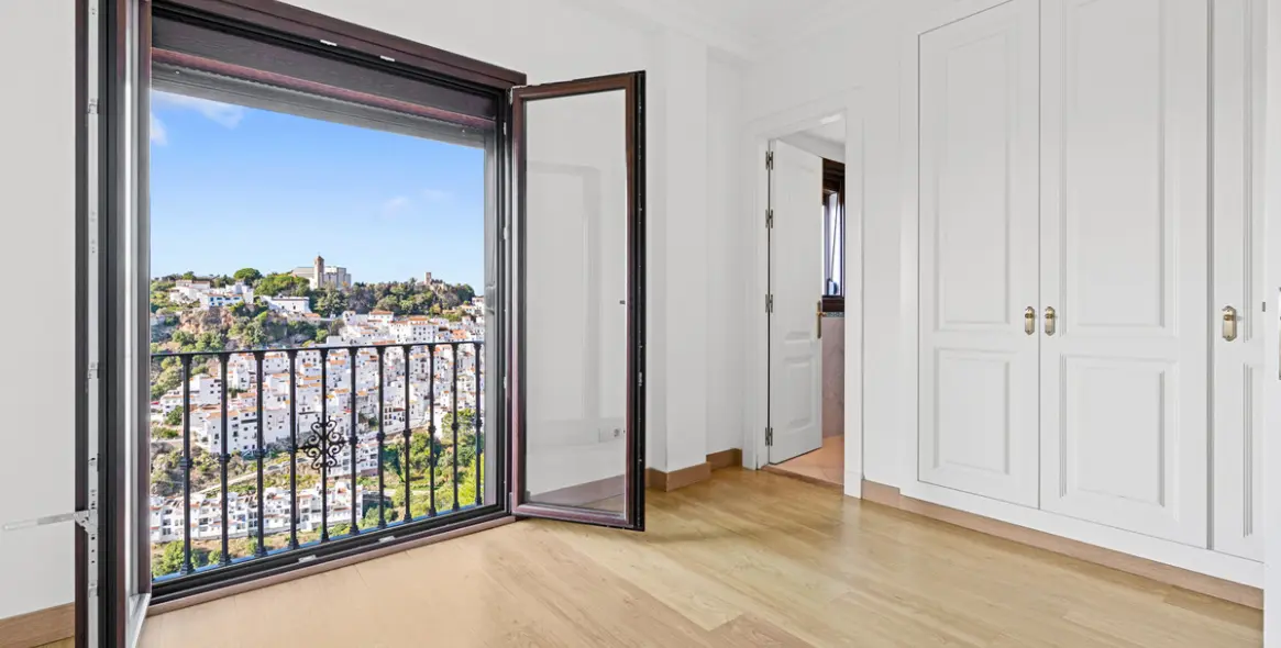 Sale of townhouse in Casares 12