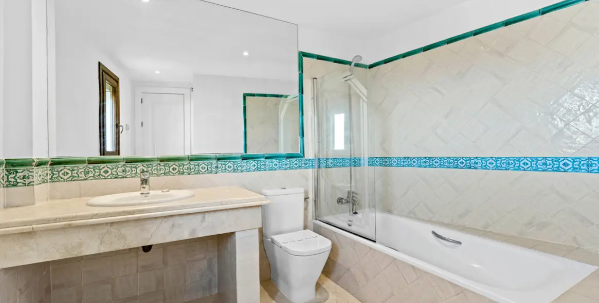 Sale of townhouse in Casares 13