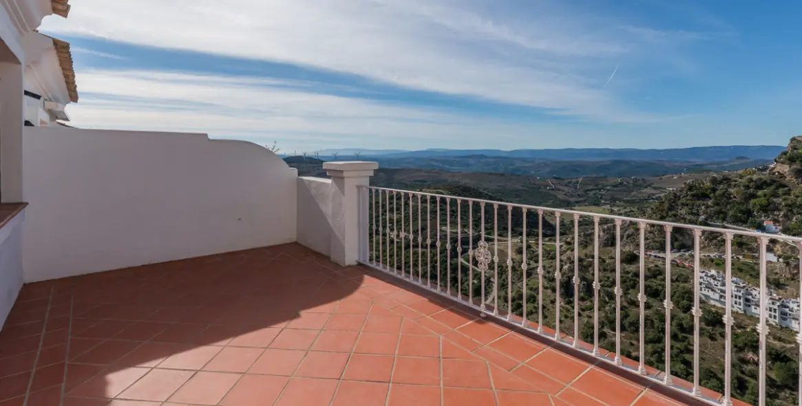 Sale of townhouse in Casares 18