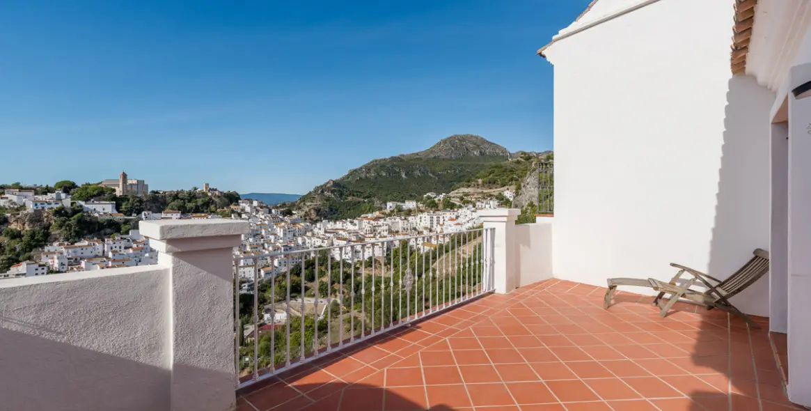 Sale of townhouse in Casares 19