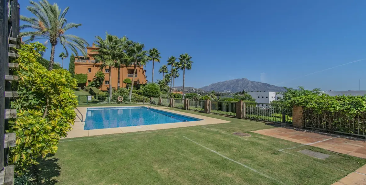 Sale of middle floor apartment in Atalaya 1