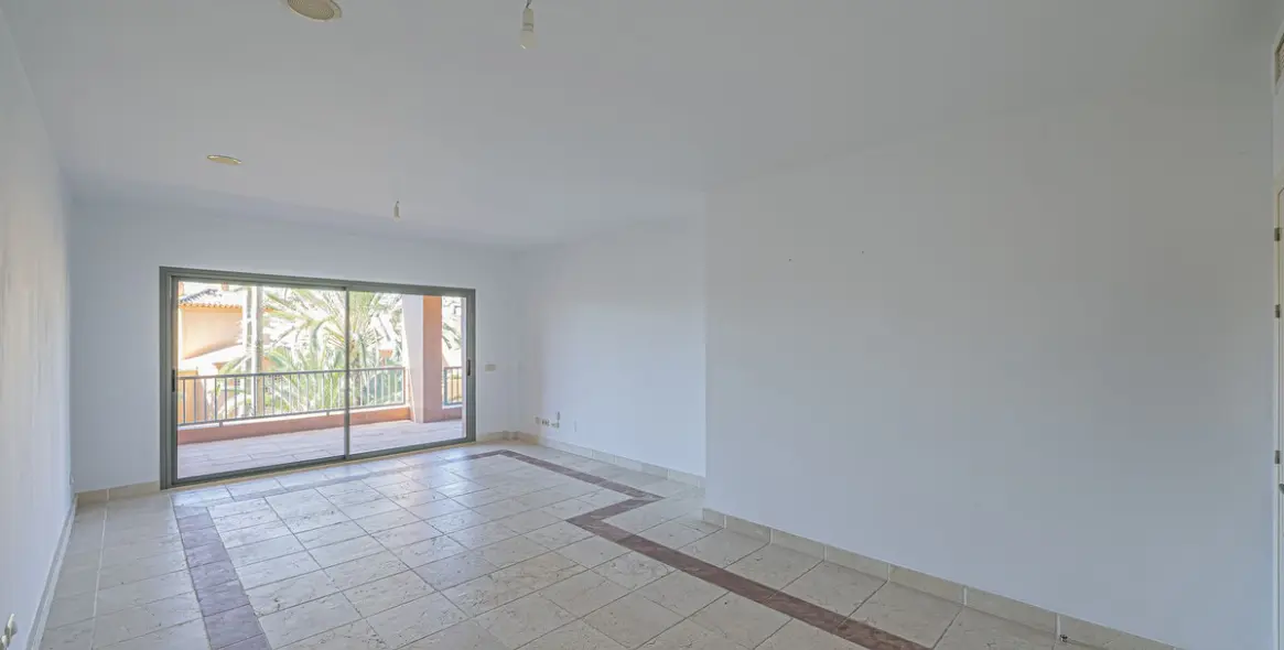 Sale of middle floor apartment in Atalaya 2